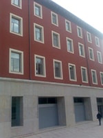 Montaje de ventanas de aluminio en La Casa de la Iglesia de La Seo