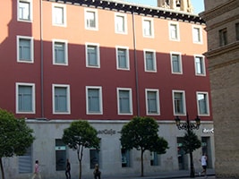 Montaje de ventanas de aluminio en La Casa de la Iglesia de La Seo